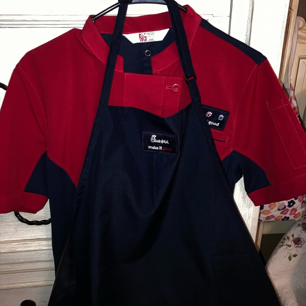 Chick-Fil-A uniform, Pet free home/smoke free home🚭 kitchen apron cfa